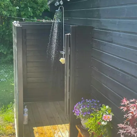 Dom wakacyjny Renovated With Outdoor Bath In Garden Colony